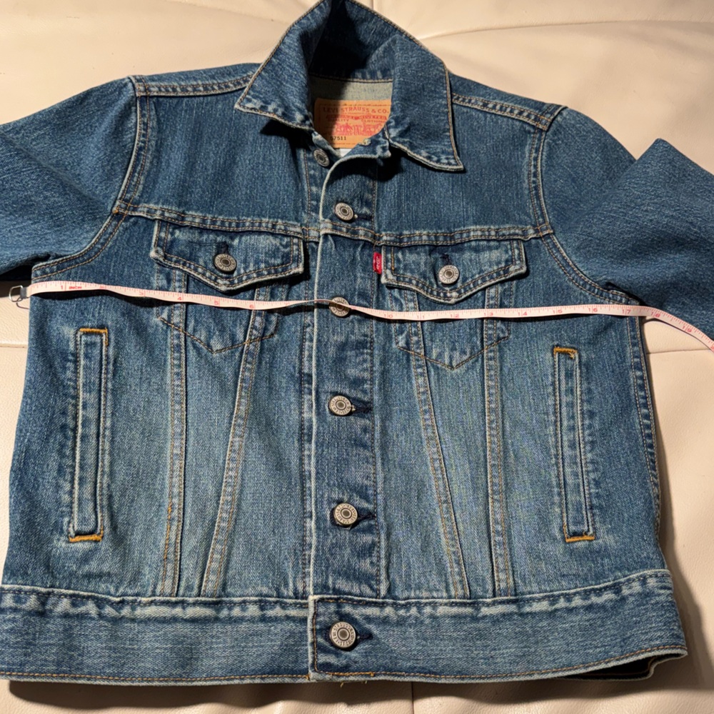 Levi's Women’s Jean Jacket Trucker Style with Shorter Silhouette and 3/4 Sleeve - Picture 12 of 15